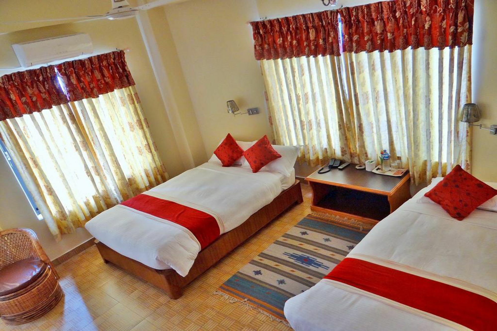 Silver Sky Hotel Покхара Экстерьер фото